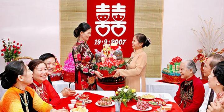 TỤC TRAO TRÂM CÀI (HAY BẢY CHIẾC KIM) CHO CON GÁI TRƯỚC GIỜ VU QUY | Bói Tử Vi