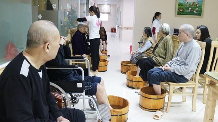Cha mẹ Việt nên quen dần việc nuôi con không phải để ‘phòng lúc về già’ | Bói Tử Vi